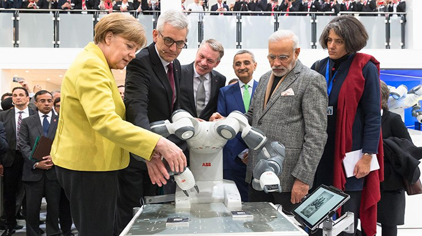 德国总理默克尔握手木马设计参与开发的ABB机器人YUMI