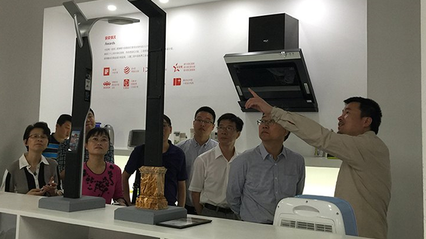 2015年5月21日上午，宁波市镇海区委书记薛维海一行视察木马设计展览，并给予高度评价。